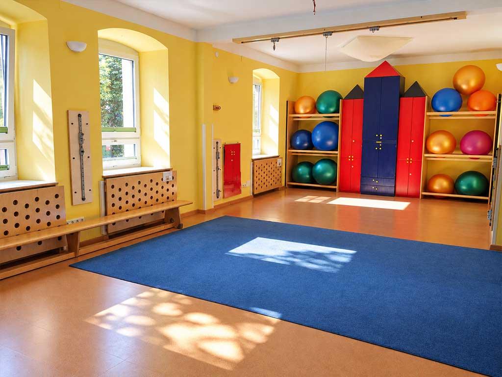 Der Offene Treff - ein öffentliches Wohnzimmer mit vielen Büchern und einer gemütlichen Sitzgruppe zum Jausnen