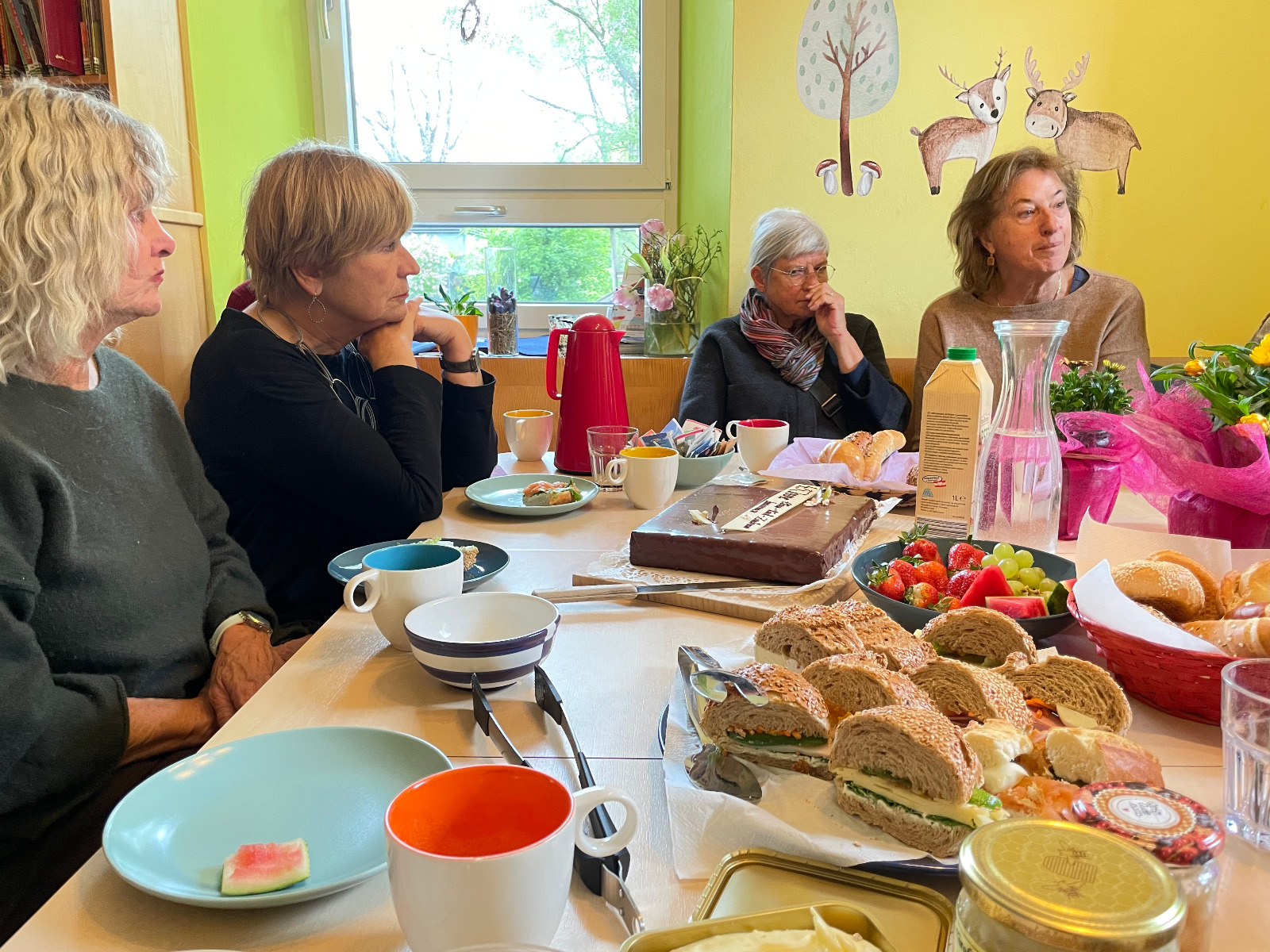 Die Gruendungsfrauen sind herzliche zum Geburtstagsfruehstueck eingeladen