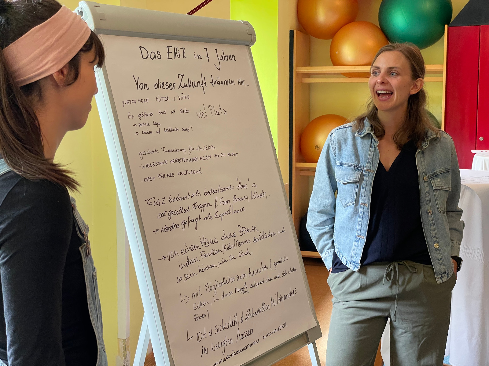 Julia Hechenberger und Anne Weber praesentieren die Ideen - wo seht ihr das EKiZ in 7 Jahren